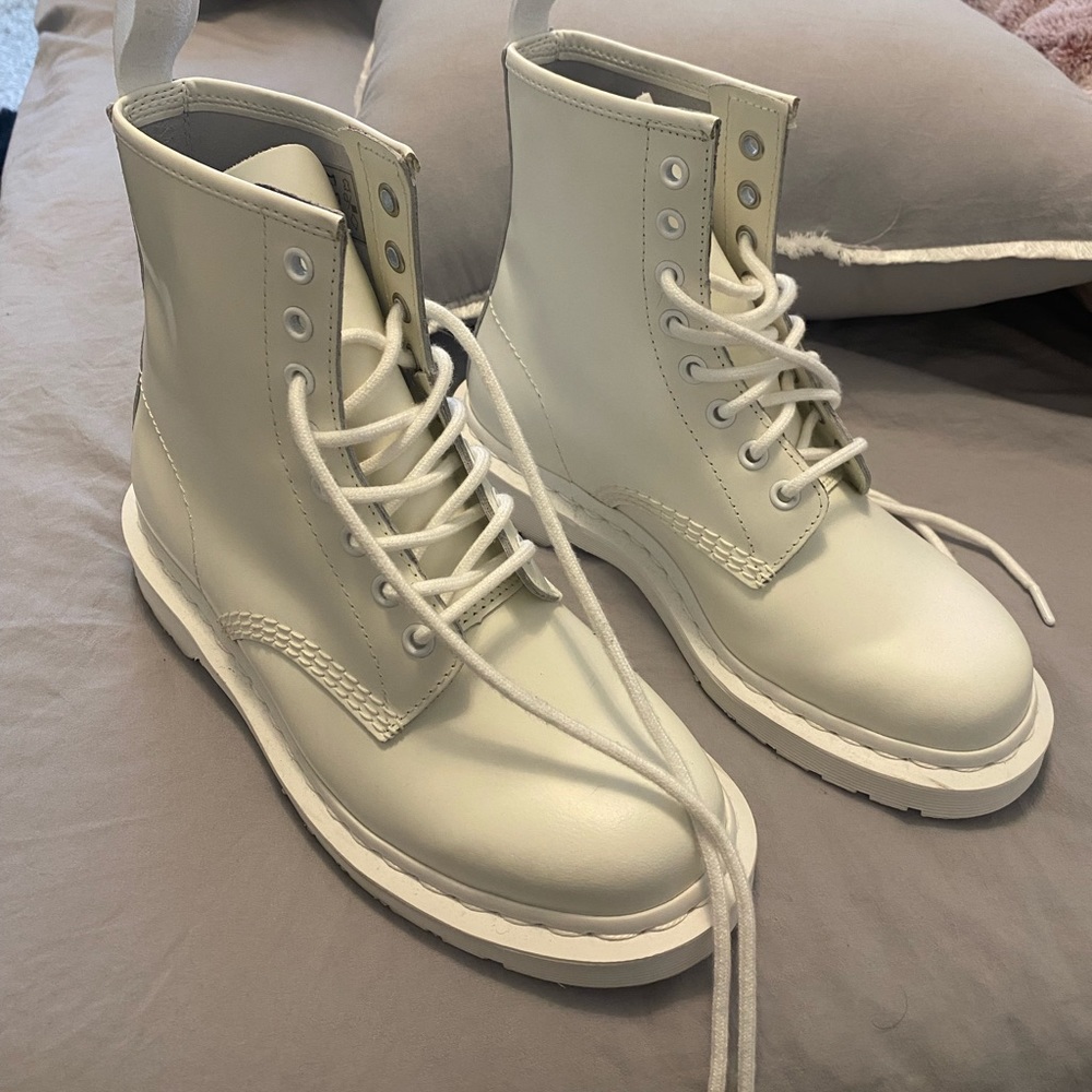 Dr Martens 1460 MONO SMOOTH LEATHER LACE UP BOOTS